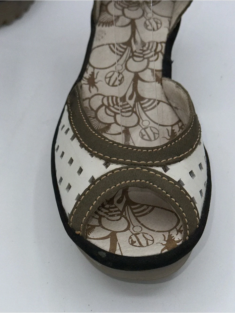Fly London Ydel Sandals Shoes Size 9-9.5 US 40 EU Beige White Leather Strap AA27